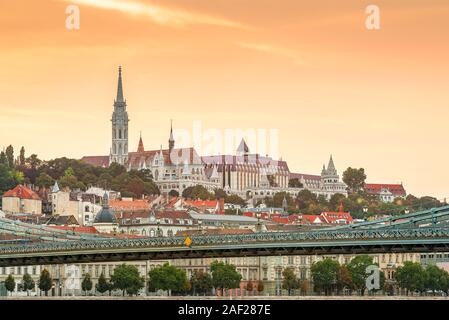 Panoramablick vice über der Budaer Seite von Budapest, Ungarn. Ein Teil der Széchenyi Kettenbrücke, Turm und Dach der Matthias Kirche und Fishermasn enthalten b Stockfoto