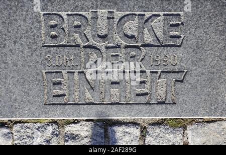 Die Werra Brücke in Vacha. Es hat die Brücke der Einheit seit 1990 genannt. Es handelt sich um eine steinerne Bogenbrücke und 225 Meter lang. Es stammt aus dem Mittelalter, die der Thüringischen Vacha mit dem Hessischen Philippsthal verbunden. Nach 1990 wurde es zu einem Symbol der Wiedervereinigung Deutschlands. Vacha, Thüringen, Deutschland, EuropeDate: November 02, 2015 | Verwendung weltweit Stockfoto