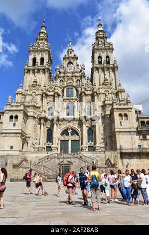 Pilger Aufnehmen von Bildern vor der Kathedrale am Praza do Obradoiro. Santiago de Compostela, Spanien. Aug 4, 2019. Stockfoto