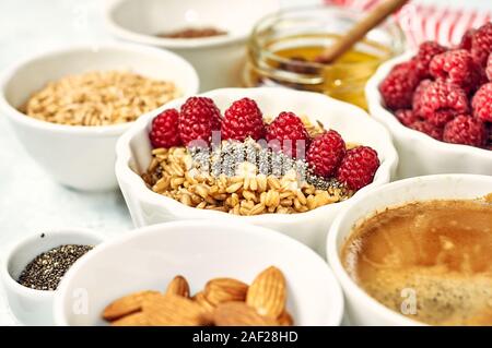 Haferflocken Porridge mit Himbeeren und Feigen in der Schüssel Stockfoto