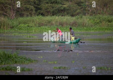 Fischer am Canoe Stockfoto