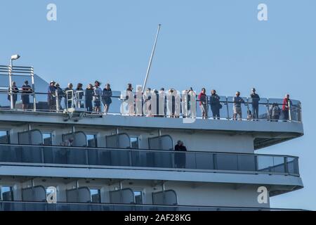 Adelaide, Australien. 12. Dezember 2019. Passagiere an Deck des er Luxusliner MS Queen Elizabeth betrieben von der Cunard Line, wenn Sie Port Adelaide nach einem Zwischenstopp Credit: Amer Ghazzal/Alamy leben Nachrichten Stockfoto