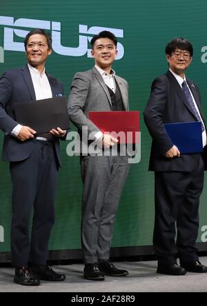 Tokio, Japan. 12 Dez, 2019. (L - R) Microsoft Japan Senior Director Seiji Umeda, ASUS Japan Neuer Präsident Alvin Chen und Intel Japan spezielle manager Kazuhiko Atsumi Anzeige der taiwanesische Computerhersteller ASUS neues Notebook Computer VivoBook S15 in Tokio am Donnerstag, 12. Dezember 2019. VivoBook S15 die Intels Core i7 oder Core i5-Prozessor auf der CPU und 15,6-Zoll schmal-Frame LCD-Anzeige auf dem eleganten Körper hat sich auf den Verkauf in Japan ab Dezember 13. Credit: Yoshio Tsunoda/LBA/Alamy leben Nachrichten Stockfoto