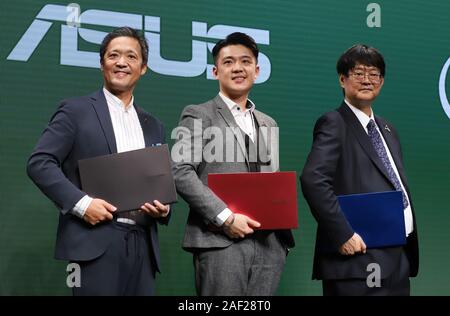 Tokio, Japan. 12 Dez, 2019. (L - R) Microsoft Japan Senior Director Seiji Umeda, ASUS Japan Neuer Präsident Alvin Chen und Intel Japan spezielle manager Kazuhiko Atsumi Anzeige der taiwanesische Computerhersteller ASUS neues Notebook Computer VivoBook S15 in Tokio am Donnerstag, 12. Dezember 2019. VivoBook S15 die Intels Core i7 oder Core i5-Prozessor auf der CPU und 15,6-Zoll schmal-Frame LCD-Anzeige auf dem eleganten Körper hat sich auf den Verkauf in Japan ab Dezember 13. Credit: Yoshio Tsunoda/LBA/Alamy leben Nachrichten Stockfoto