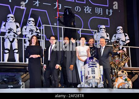 Tokio, Japan. 11 Dez, 2019. Kathleen Kennedy, JJ Abrams, Johannes Boyega, Daisy Ridley, Oscar Isaac und Anthony Daniels bei der Premiere von dem Film Star Wars: Episode IX - Der Aufstieg der Skywalker/Star Wars: Episode IX - Der Aufstieg der Skywalkers" in Roppongi Hills. Tokio, 11.12.2019 | Verwendung der weltweiten Kredit: dpa/Alamy leben Nachrichten Stockfoto