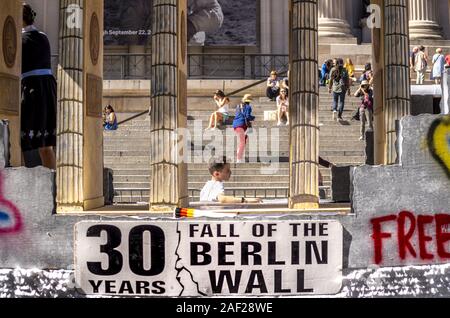 Zum 30. Jahrestag des Falls der Berliner Mauer ist auch in den Straßen von New York gefeiert. Während die traditionelle Steuben-parade am Ende September, ein Nachbau des Brandenburger Tor rollte über die Fifth Avenue. (21 September 2019) | Verwendung weltweit Stockfoto