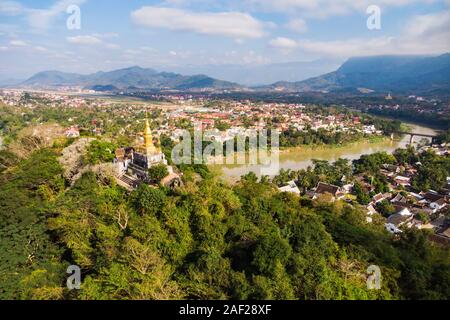 Panorama Ansicht von Luang Prabang Laos. top Der phou Si, der Hügel, der die Stadt beherrscht, beliebter Ort für Sonnenaufgang Sonnenuntergang. goldenen Stupa auf der Stockfoto