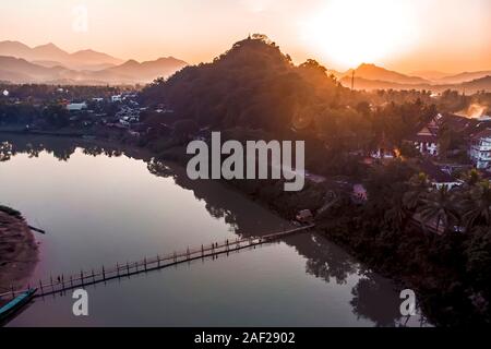 Luang Prabang, Laos. Luftaufnahme der Stadt Luang Prabang in Laos. Bewölkter Himmel über kleine Stadt umgeben von Bergen. Mekong Stockfoto