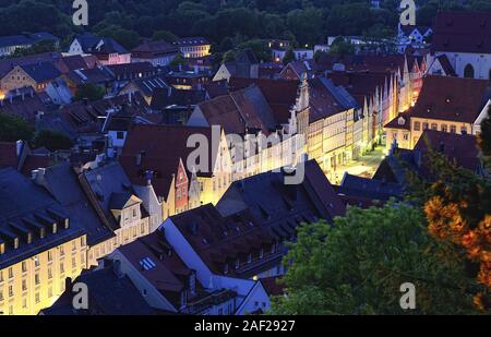 05.07.14 Altstadt von Landsberg am Lech, Stadtpfarrkiche Maria Himmelfahrt am Abend zur blauen Stunde | Verwendung weltweit Stockfoto