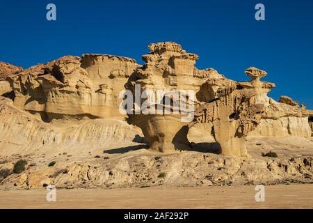 Las Gredas de Bolnuevo, auch Ciudad Encantada genannt, sind stark erodierte Sandsteinformationen entlang des Strandes von Bolnuevo, Murcia, Spanien. Sterben Sandsteinformen ueber Jahrtausende wurden von Wasser und Wind geformt und gelten als Naturdenkmal. 08.02.19 | Verwendung weltweit Stockfoto