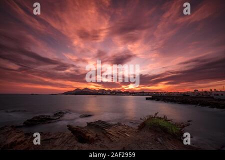 Sonnenuntergang an der Costa Calida in Spanien bei Cabo de Palos mit Langszeitbelichtung und Spiegelungen im Meer. 10.02.19 | Verwendung weltweit Stockfoto