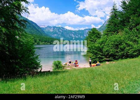 Landschaft der Leute Kanufahren auf dem See Bohinj in Slowenien Stockfoto