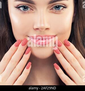 Weibliche hand mit gepflegten Nägeln. Rosa Lippen Make-up und rosa-Nagellack, Beauty Maniküre Konzept Stockfoto