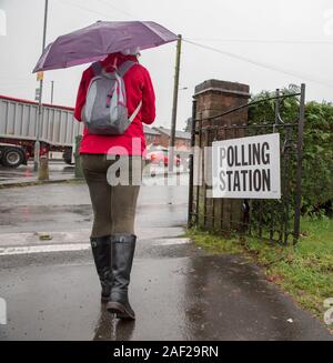 Kidderminster, Großbritannien. 12. Dezember, 2019. Trotz der eisigen Temperaturen und starker Regen, britischen Wähler mutig die Elemente und Kopf zu Großbritanniens Wahllokale, um sicherzustellen, dass Ihr sie ihre Stimme in der heutigen Bundestagswahl. Quelle: Lee Hudson/Alamy leben Nachrichten Stockfoto