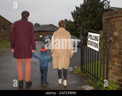 Kidderminster, Großbritannien. 12. Dezember, 2019. Trotz der eisigen Temperaturen und starker Regen, britischen Wähler mutig die Elemente und Kopf zu Großbritanniens Wahllokale, um sicherzustellen, dass Ihr sie ihre Stimme in der heutigen Bundestagswahl. Dieses britische Familie früh vor den Toren einer Kirche, deren Halle für die lokalen öffentlichen verwendet wird ihre Stimme abzugeben, wo "Jede Stimme zählt" ankommen. Quelle: Lee Hudson/Alamy leben Nachrichten Stockfoto