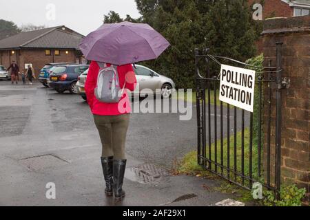 Kidderminster, Großbritannien. 12. Dezember, 2019. Trotz der eisigen Temperaturen und starker Regen, britischen Wähler mutig die Elemente und Kopf zu Großbritanniens Wahllokale, um sicherzustellen, dass Ihr sie ihre Stimme in der heutigen Bundestagswahl. Quelle: Lee Hudson/Alamy leben Nachrichten Stockfoto