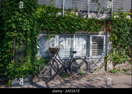 Ein Fahrrad, lehnte sich gegen die Wand in Kopenhagen, Dänemark. Stockfoto