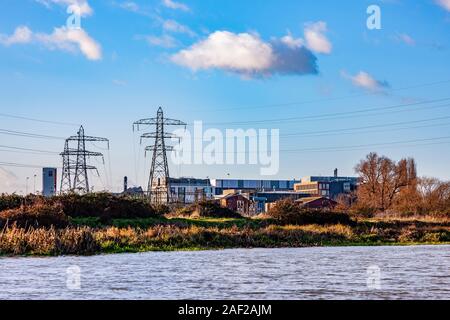 Die Universität von Northampton und die Avon Kosmetik Bürogebäude mit Blick über den Fluss Nene. England, UK. Stockfoto