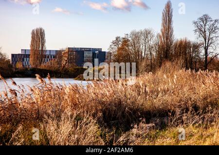 Die Universität von Northampton und die Avon Kosmetik Bürogebäude mit Blick über den Fluss Nene. England, UK. Stockfoto