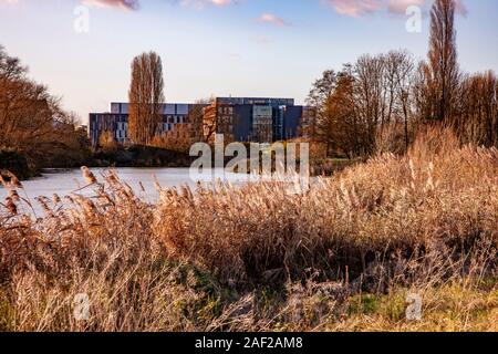 Die Universität von Northampton und die Avon Kosmetik Bürogebäude mit Blick über den Fluss Nene. England, UK. Stockfoto