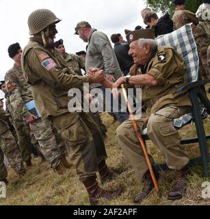 Die Feiern zum 75. Jahrestag der Landung in der Normandie: Amerikanische Soldaten der Luftlandedivision in den Carentan Marsh Fallschirm auf Stockfoto