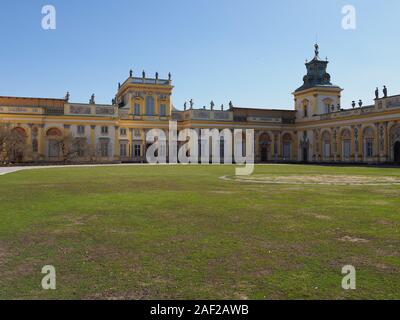 Wiese am Ehrenhof und Fassade des Palastes in europäischen Warschau Hauptstadt von Polen im März 2019 Stockfoto