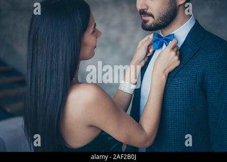 7/8-Foto von zwei schicke Leute paar Kerl sucht Dame, die zur Festsetzung der Blau elegante Fliege beste Paar bei Geburtstagsfeier Verschleiß edel Stockfoto