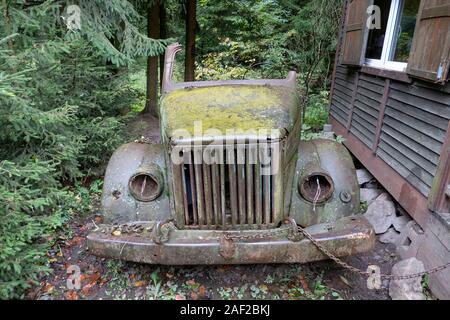 Überreste einer GAZ-51 - Gazon sowjetischen Gaz gebaut Lkw auf dem Gelände der unterirdischen Stadt Osówka Polen November 2019. Die Produktion begann 1946 und e Stockfoto