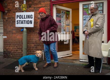 Oxford, Oxfordshire, UK. 12. Dezember, 2019. Allgemeine Wahl: Hunde in den Wahllokalen. Roxie, ein collie Kreuz wartet auf ihren Eigentümer ihre Stimme in Jericho, Oxford zu werfen. Dieses historische Dezember wahl bringt die Wähler am frühen Morgen regen. Kalte, feuchte Wetter durchquert das Land mit einigen Bereichen für Snow Forecast. Credit: Sidney Bruere/Alamy leben Nachrichten Stockfoto