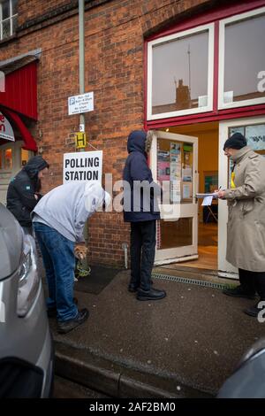 Oxford, Oxfordshire, UK. 12. Dezember, 2019. Allgemeine Wahl: Hunde in den Wahllokalen. Roxie, ein collie Kreuz wartet auf ihren Eigentümer ihre Stimme in Jericho, Oxford zu werfen. Dieses historische Dezember wahl bringt die Wähler am frühen Morgen regen. Kalte, feuchte Wetter durchquert das Land mit einigen Bereichen für Snow Forecast. Credit: Sidney Bruere/Alamy leben Nachrichten Stockfoto