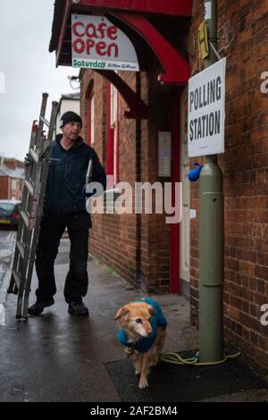 Oxford, Oxfordshire, UK. 12. Dezember, 2019. Allgemeine Wahl: Hunde in den Wahllokalen. Roxie, ein collie Kreuz wartet auf ihren Eigentümer ihre Stimme in Jericho, Oxford zu werfen. Dieses historische Dezember wahl bringt die Wähler am frühen Morgen regen. Kalte, feuchte Wetter durchquert das Land mit einigen Bereichen für Snow Forecast. Credit: Sidney Bruere/Alamy leben Nachrichten Stockfoto