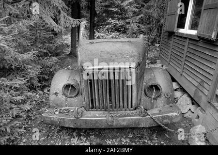 Überreste einer GAZ-51 - Gazon sowjetischen Gaz gebaut Lkw auf dem Gelände der unterirdischen Stadt Oso? wka Polen November 2019. Die Produktion begann 1946 und e Stockfoto