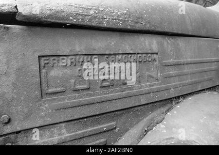 Überreste einer GAZ-51 - Gazon sowjetischen Gaz gebaut Lkw auf dem Gelände der unterirdischen Stadt Oso? wka Polen November 2019. Die Produktion begann 1946 und e Stockfoto