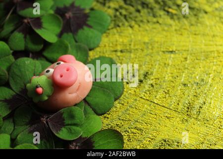 Das Bild zeigt ein Marzipan Schwein am Glücksklee Stockfoto