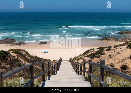 Blick auf den malerischen Malhao Strand (Praia do Malhao) in Porto Covo, in der Region Alentejo, Portugal. Stockfoto