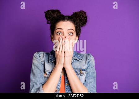 Seine unglaubliche. Schließen Sie herauf Foto der erstaunt die Mädchen hören wunderbare Neuheit beeindruckt kann nicht sagen ein Wort Abdeckung schließen Sie Ihren Mund tragen Casual Style Kleidung Stockfoto