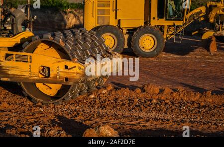 Boden Verdichter mit vibrationswalzen Padfoot-walze. Schwere Maschinen arbeiten auf der Autobahn Baustelle. Fahrzeug für Bodenverdichtung. Straßenbau Stockfoto