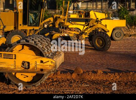Boden Verdichter mit vibrationswalzen Padfoot-walze. Schwere Maschinen arbeiten auf der Autobahn Baustelle. Fahrzeug für Bodenverdichtung. Straßenbau Stockfoto