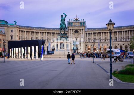 Leute an der Statue von Erzherzog Karl am Heldenplatz Wien Stockfoto