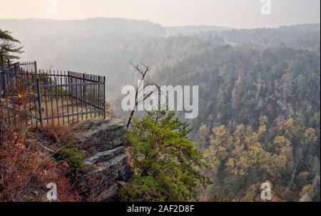 Ein in der Nähe wildfire erstellt eine rauchige und dunstigen Blick auf die Blue Ridge Berge der Appalachian Berge im Norden von Georgia, USA. Stockfoto