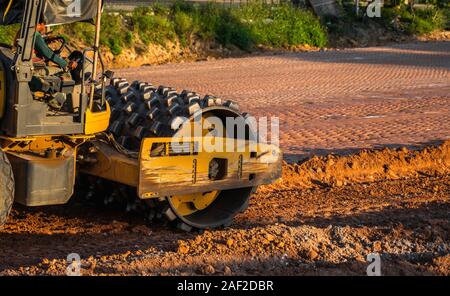 Boden Verdichter mit vibrationswalzen Padfoot-walze. Schwere Maschinen arbeiten auf der Autobahn Baustelle. Fahrzeug für Bodenverdichtung. Straßenbau Stockfoto