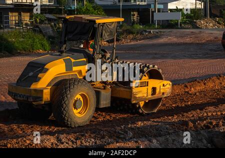Boden Verdichter mit vibrationswalzen Padfoot-walze. Schwere Maschinen arbeiten auf der Autobahn Baustelle. Fahrzeug für Bodenverdichtung. Straßenbau Stockfoto
