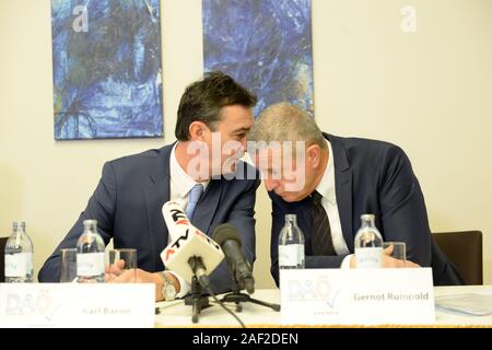 Wien, Österreich. 12. Dezember 2019. "Die Allianz für Österreich", DAÖ. Das Bild zeigt (L) Karl Baron und (R) Gernot Rumpold. Kredit: Franz Perc/Alamy Live News Stockfoto