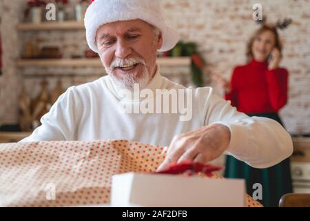 Portrait von glücklichen Menschen, die Vorbereitung auf Weihnachten Stockfoto