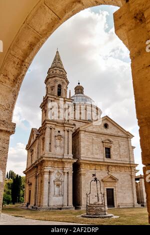 Der späten Renaissance Architektur von San Biagio Kirche durch die Bögen der Canonica di San Biagio, Montepulciano, Toskana, Italien EU-gerahmt Stockfoto