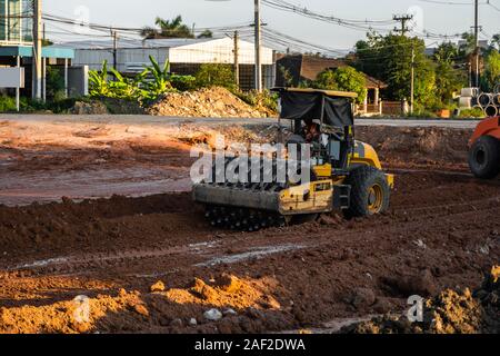 Boden Verdichter mit vibrationswalzen Padfoot-walze. Schwere Maschinen arbeiten auf der Autobahn Baustelle. Fahrzeug für Bodenverdichtung. Straßenbau Stockfoto