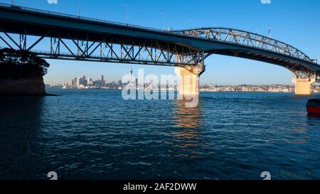 Anreise mit der Fähre über den Hafen Waitemata von der North Shore zu Downtown, Auckland, Neuseeland Stockfoto