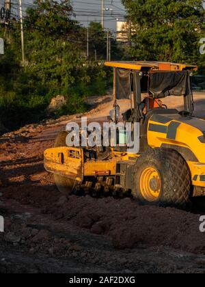 Boden Verdichter mit vibrationswalzen Padfoot-walze. Schwere Maschinen arbeiten auf der Autobahn Baustelle. Fahrzeug für Bodenverdichtung. Straßenbau Stockfoto