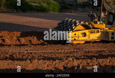 Boden Verdichter mit vibrationswalzen Padfoot-walze. Schwere Maschinen arbeiten auf der Autobahn Baustelle. Fahrzeug für Bodenverdichtung. Straßenbau Stockfoto