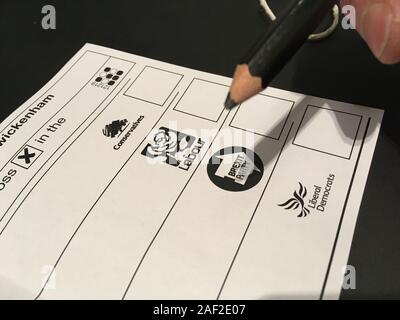 Stimmzettel mit Papier und Bleistift zu wählen und ein Kreuz/Vote/Abstimmung in der 12. Dezember 2019 'Brexit' allgemeine Wahl, UK (Stockimo) Stockfoto